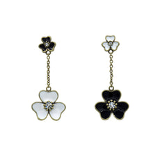 Load image into Gallery viewer, Floral Contrast White Earrings
